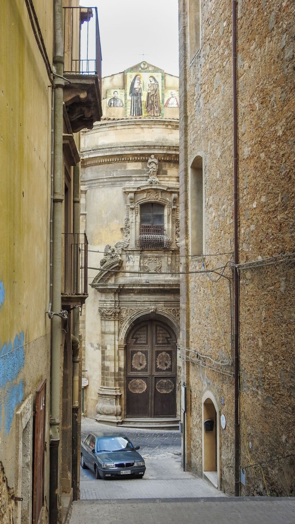 caltagirone-narrow-street